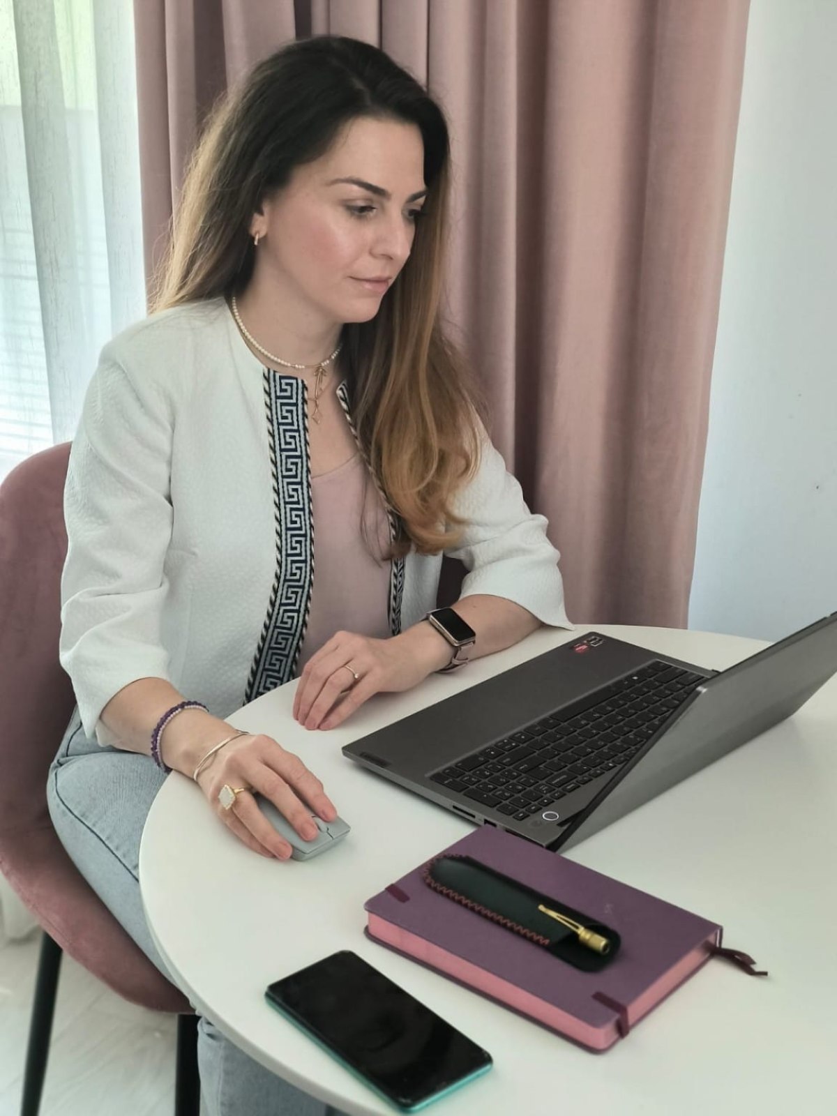 Alina Savu lucrând la laptop · Claritate Fiscală
